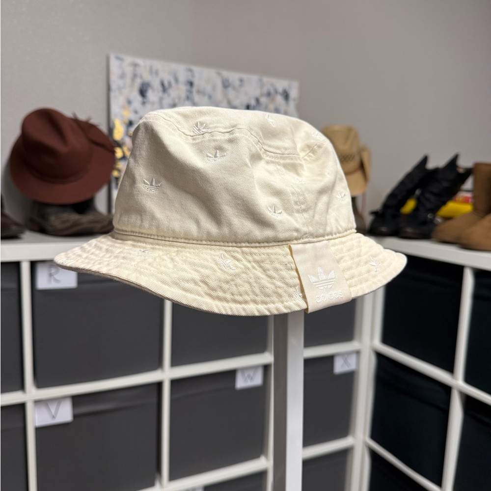 Adidas Cream Embroidered Logo Bucket Hat - Picture 1 of 6